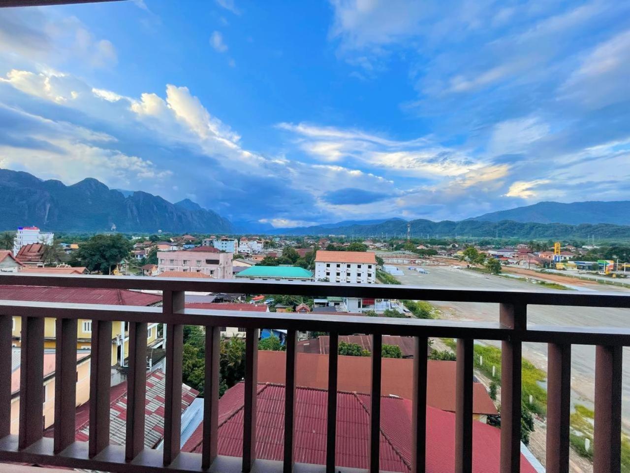 ואנג ויינג Vangvieng Sisavang Mountain View Hotel מראה חיצוני תמונה